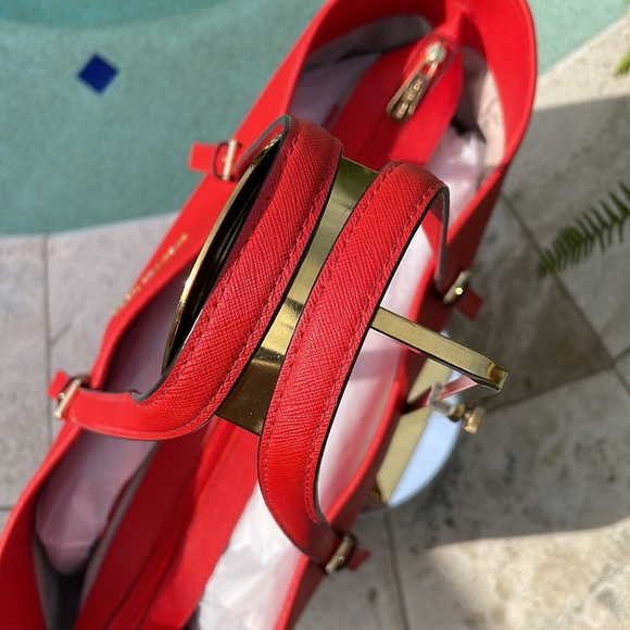 Michael Kors LG Red Jet Set Saffiano Leather Tote w/Detachable Shoulder Straps - Picture 8 of 17